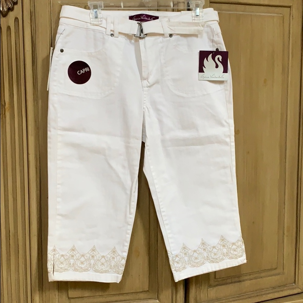 Women’s Petite White
Capris Pants